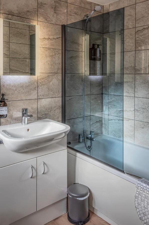 Modern 3-Bed House On Tarporley High Street Villa Bagian luar foto