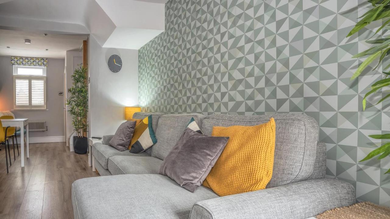 Modern 3-Bed House On Tarporley High Street Villa Bagian luar foto